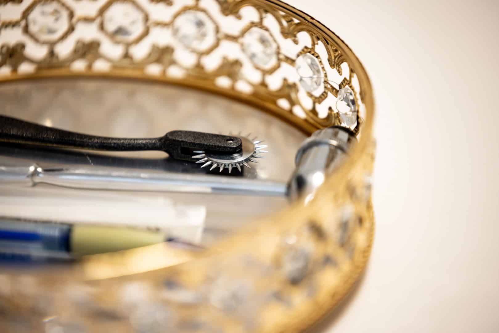 Hygiene-Set im goldenen Rahmen, Praktisches Zubehör für Frauenarzt-Praxis Graz.