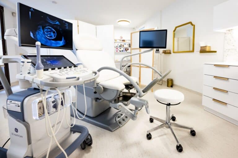 Hochentwickeltes Ultraschallgerät in Frauenarztpraxis Graz, vertrauliche Frauengesundheitsversorgung.